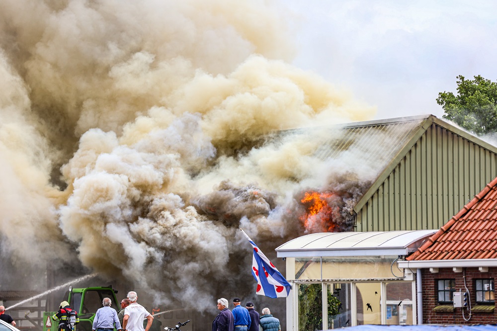 Grote brand in loods met boten bij watersportvereniging
