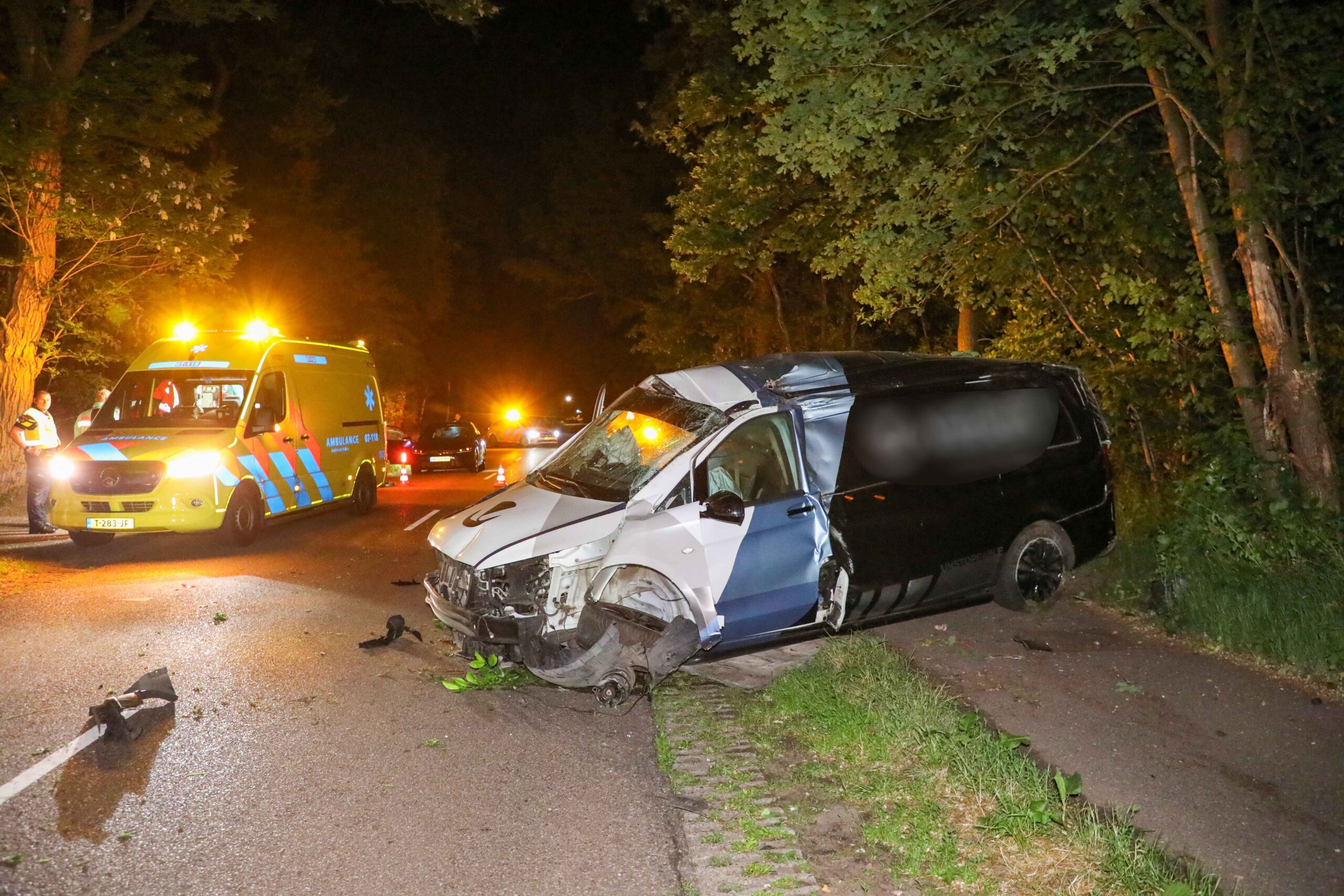 Bestuurder gewond bij ongeval, kwam tegen bomen in berm tot stilstand