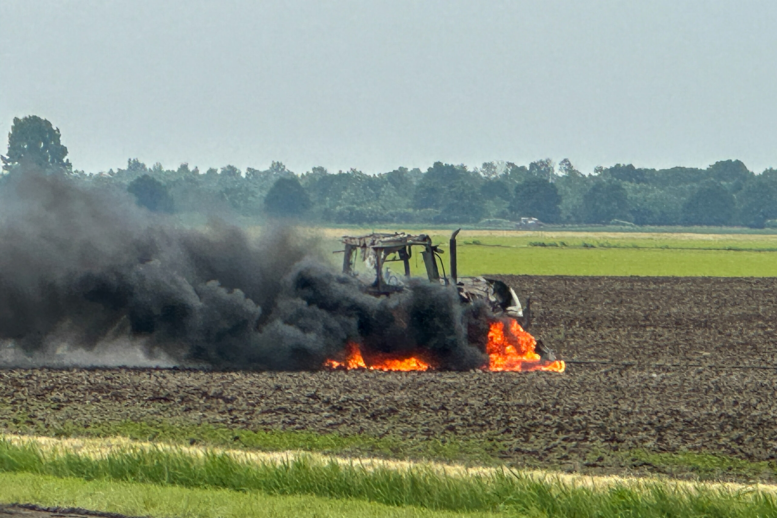 Landbouwvoertuig gaat in vlammen
