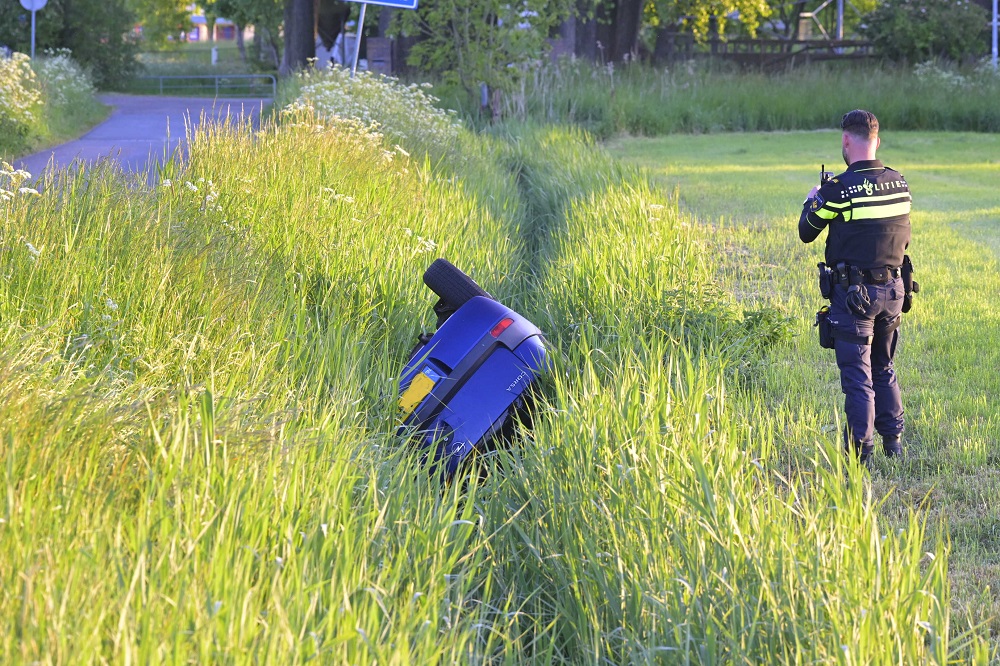Auto op z’n kop in sloot, bestuurder onder invloed