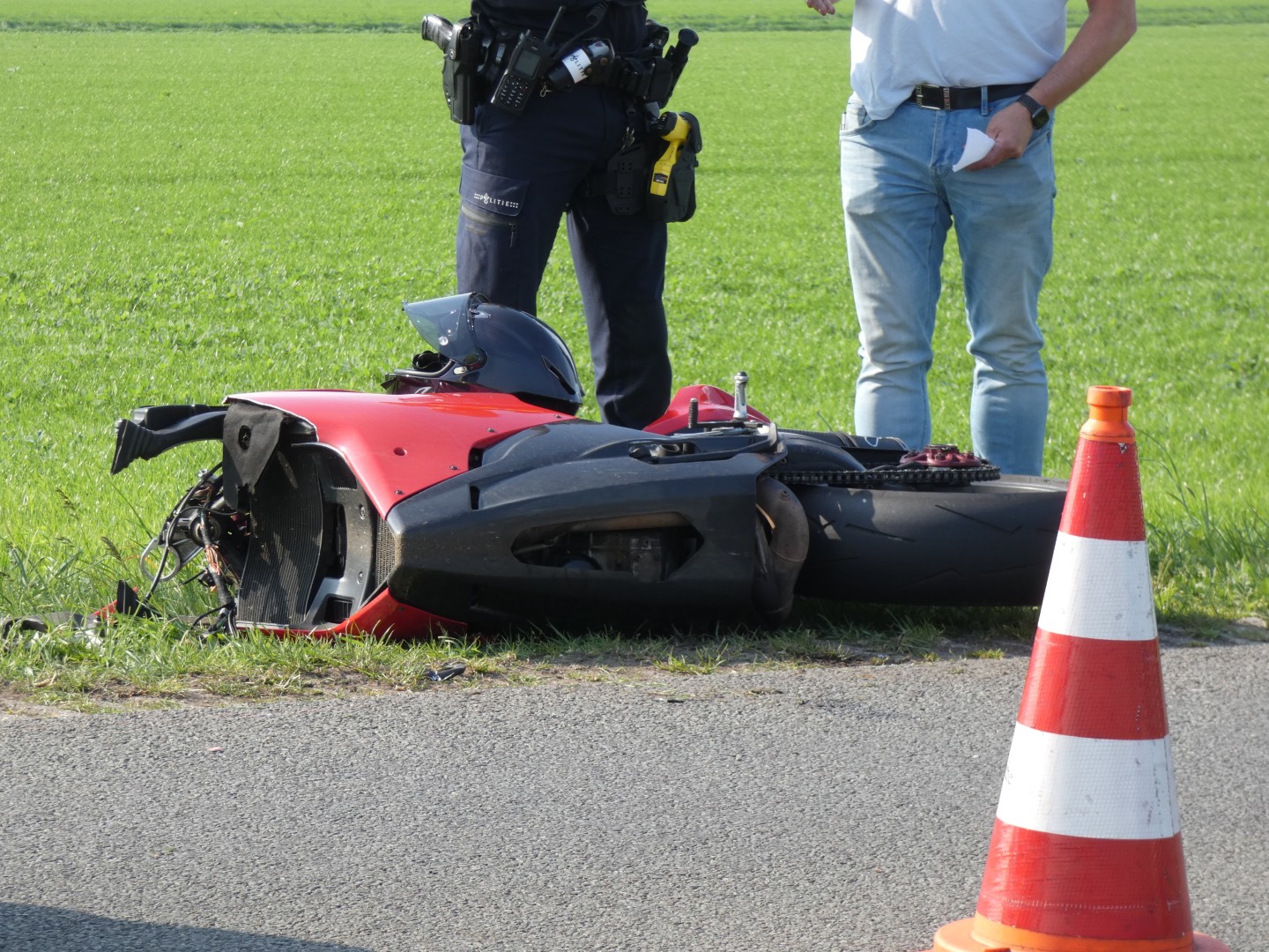 Motor breekt in tweeën na botsing met auto
