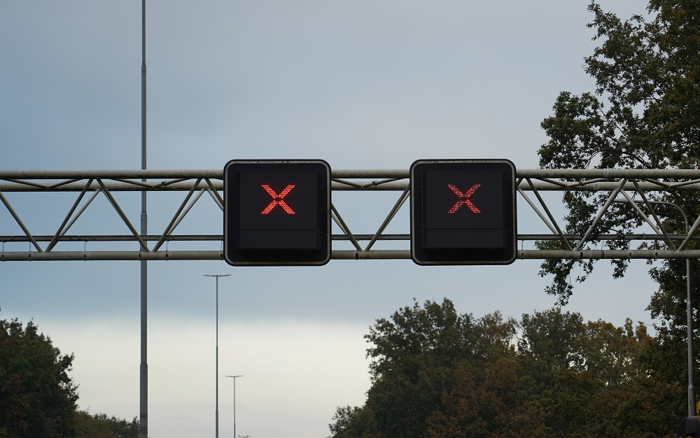 Tientallen bekeuringen na negeren rood kruis op snelweg
