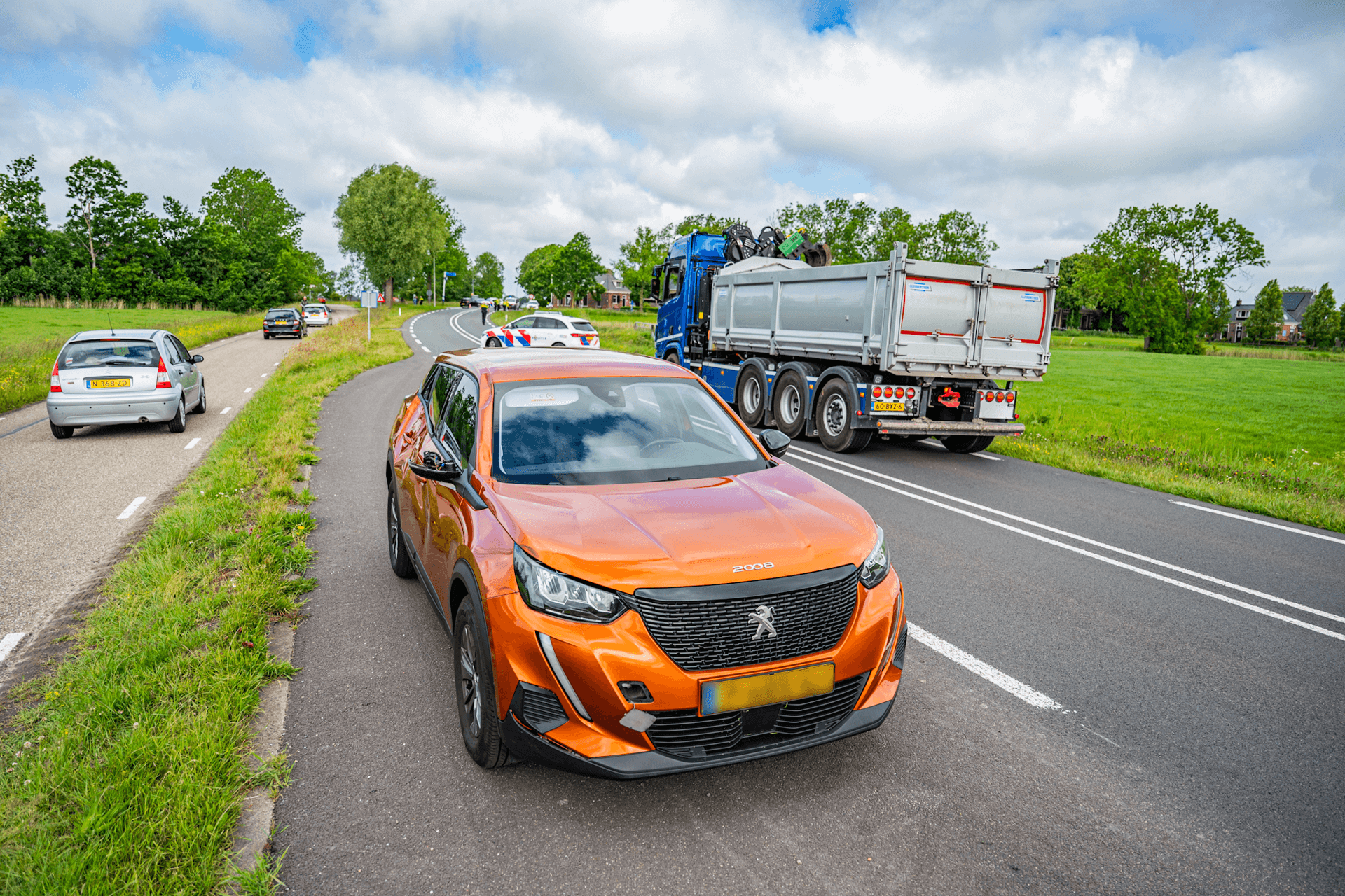 Fietser ernstig gewond na botsing met auto, traumahelikopter ingezet