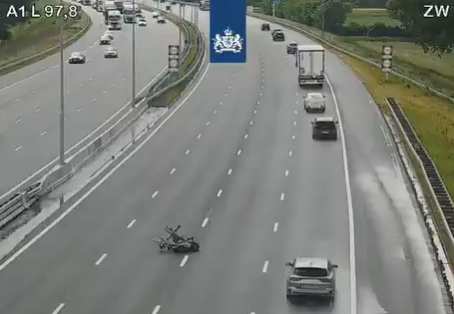 Fietsendrager gaat eigen weg op snelweg, drie rijstroken gesloten