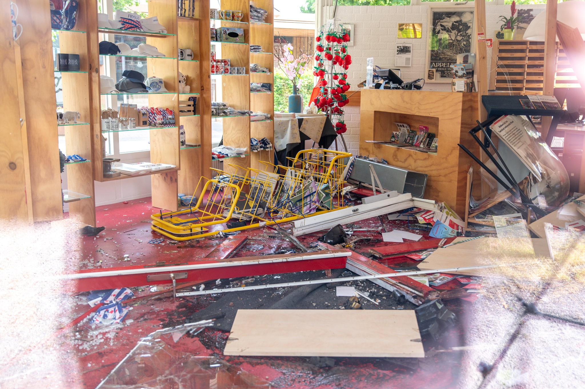 Man rijdt met auto informatiepunt en toeristenwinkel binnen