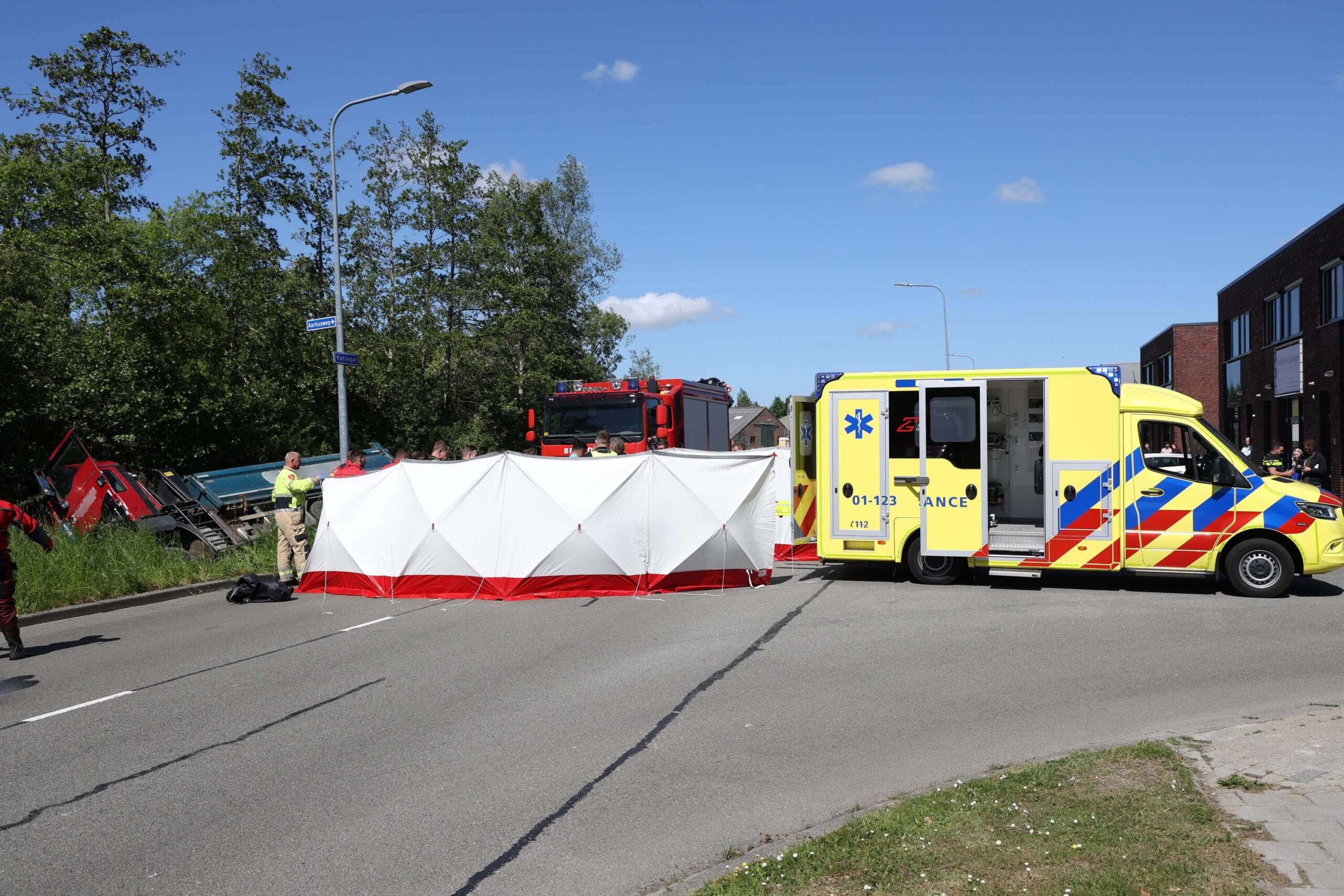 Vrachtwagen belandt in sloot, bestuurder gereanimeerd