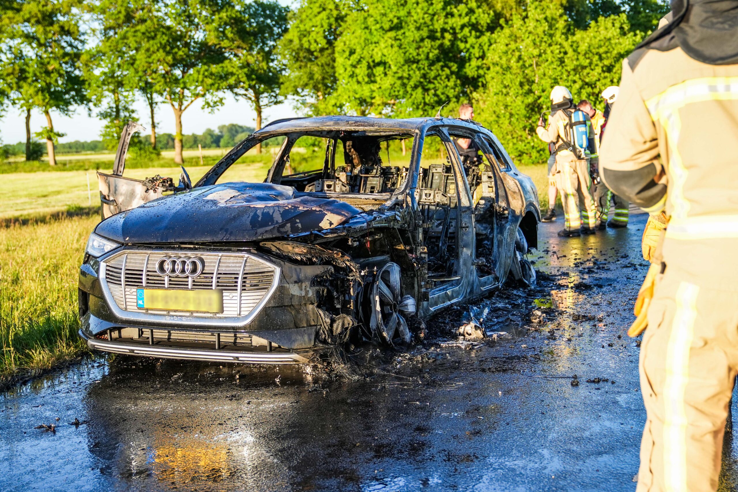 Elektrische Audi vliegt alrijdend in brand
