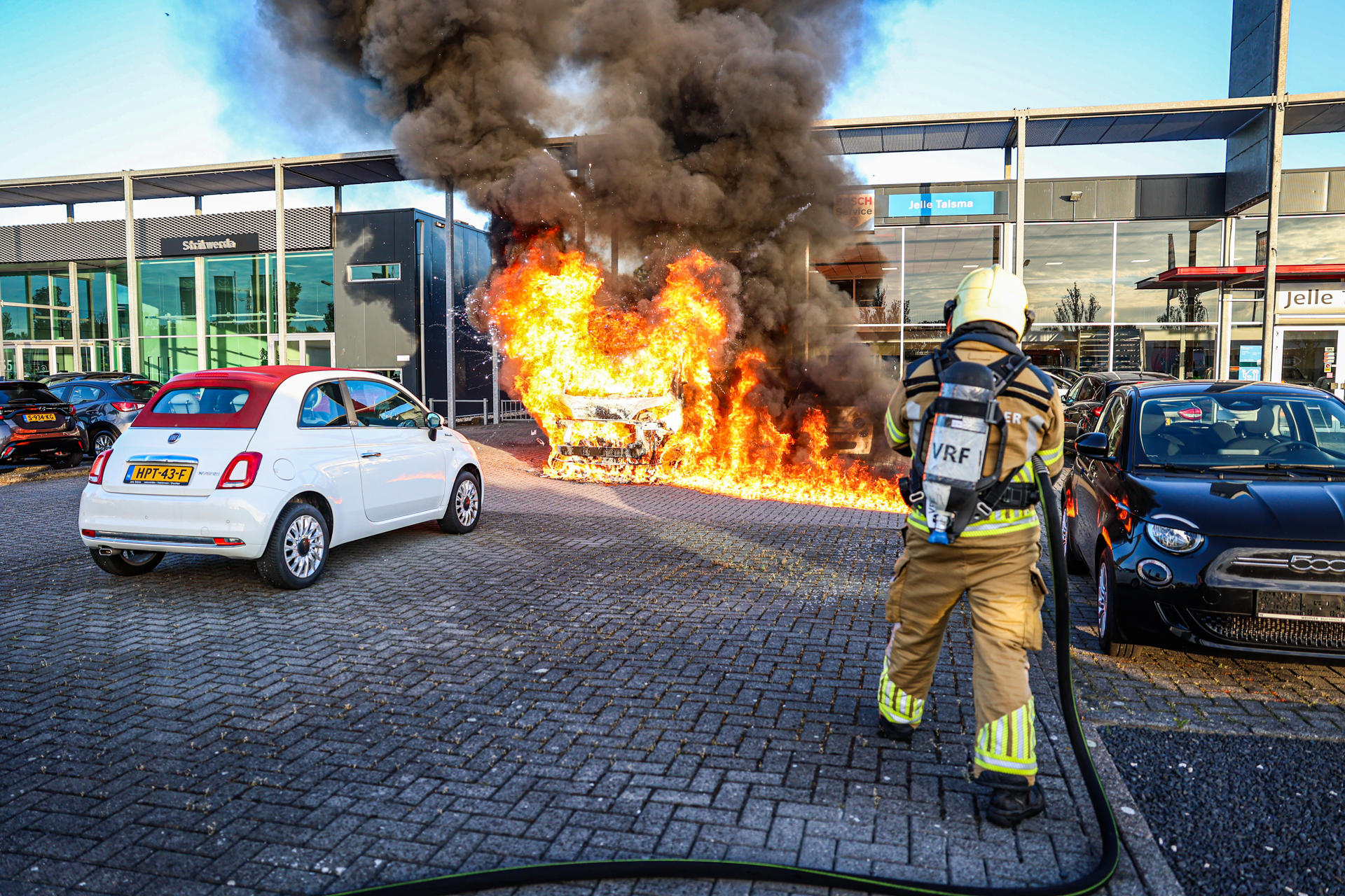 DPD-bus in brand bij reparatiebedrijf, tien pakketten verloren