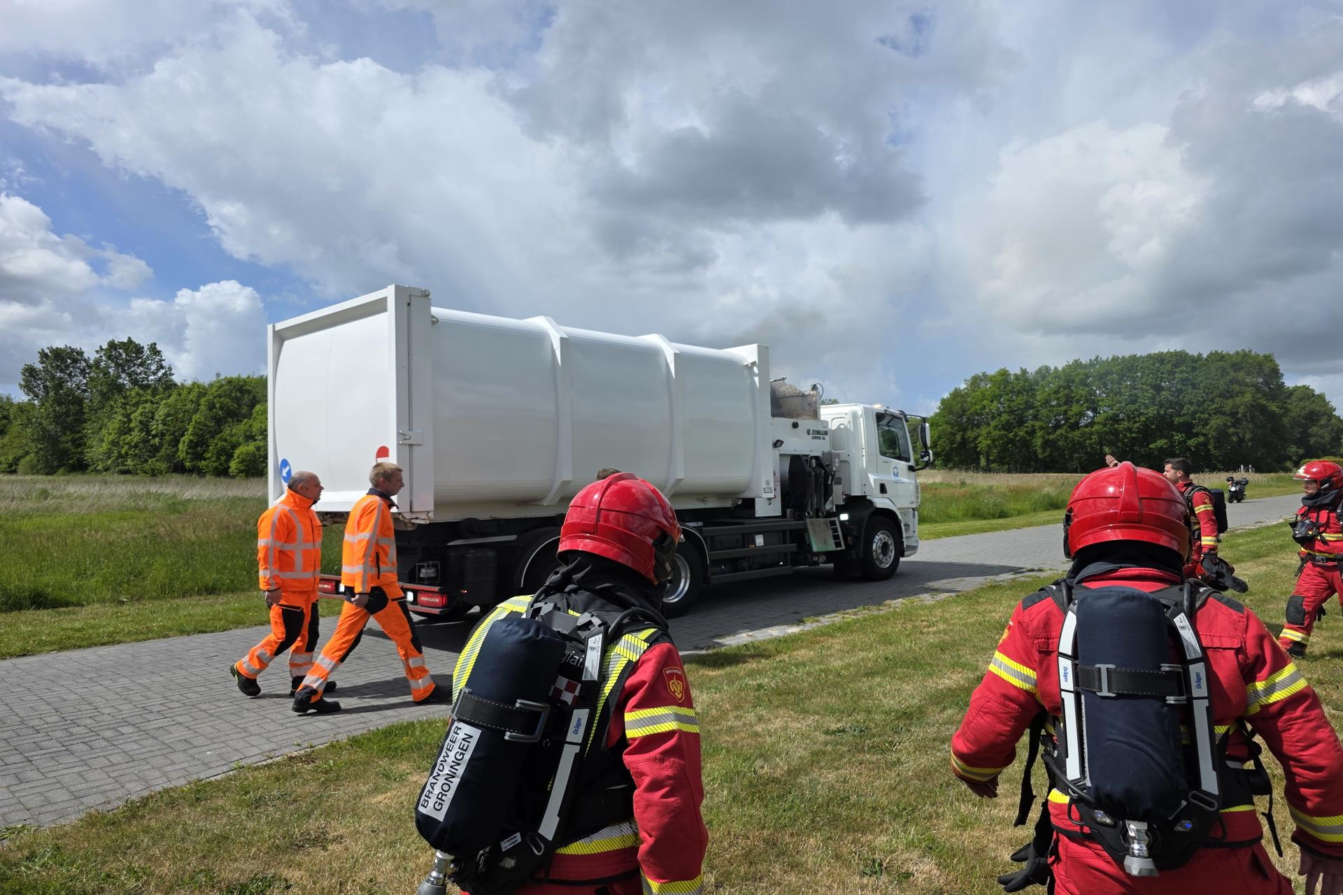 Brand in afvalwagen tijdens rit, chauffeur brengt zichzelf in veiligheid
