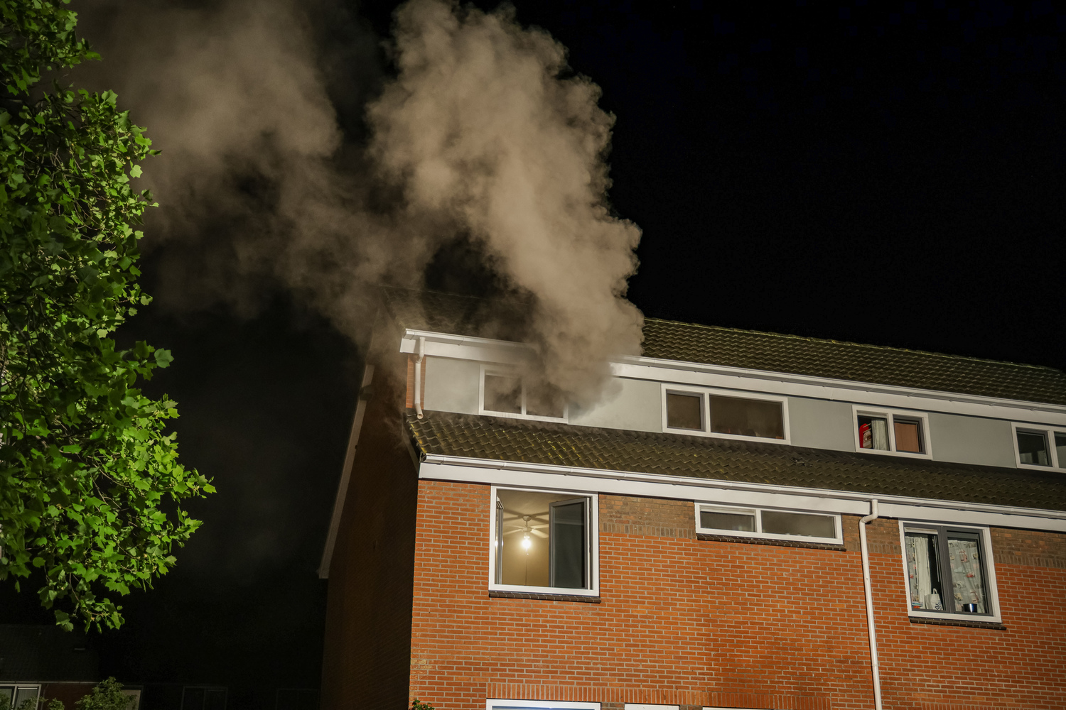 Gezin met kinderen uit brandend huis gered