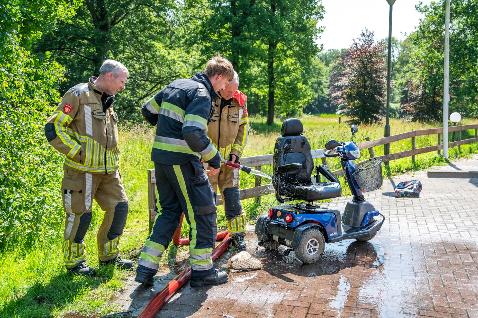 Brandweer haalt vrouw met scootmobiel uit de sloot