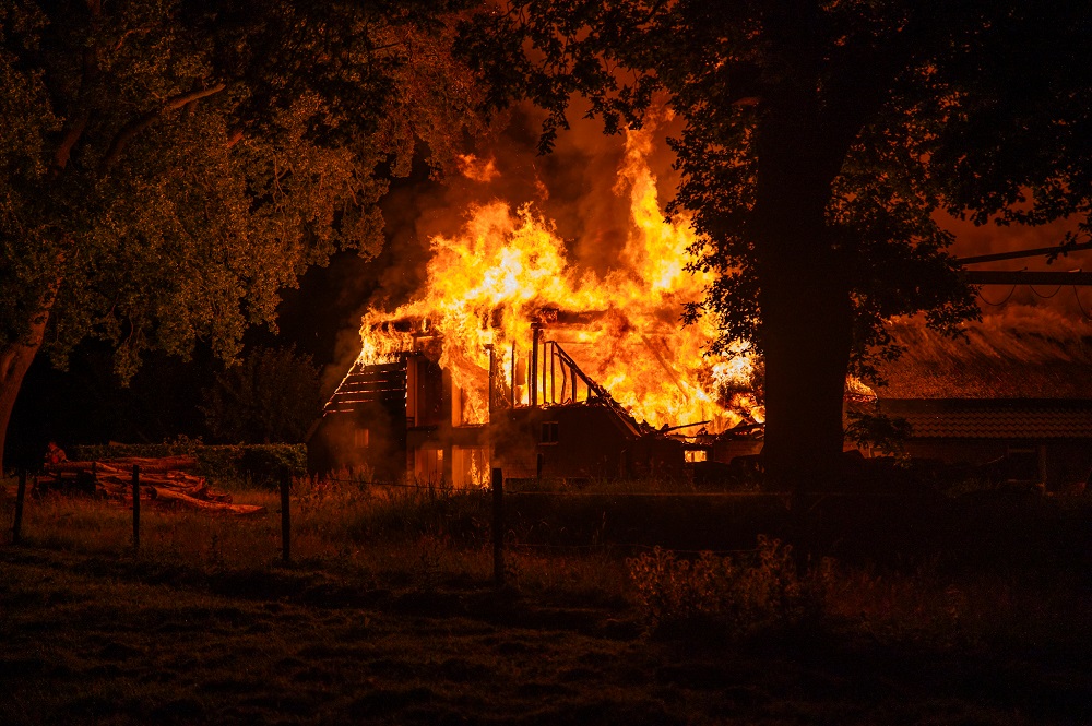 Bewoners geëvacueerd na grote uitslaande brand op zorglocatie