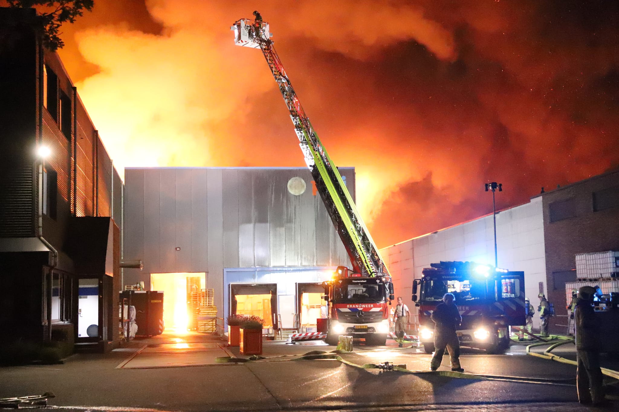 Zeer grote brand bij veevoederbedrijf, NL-Alert verstuurd vanwege rook