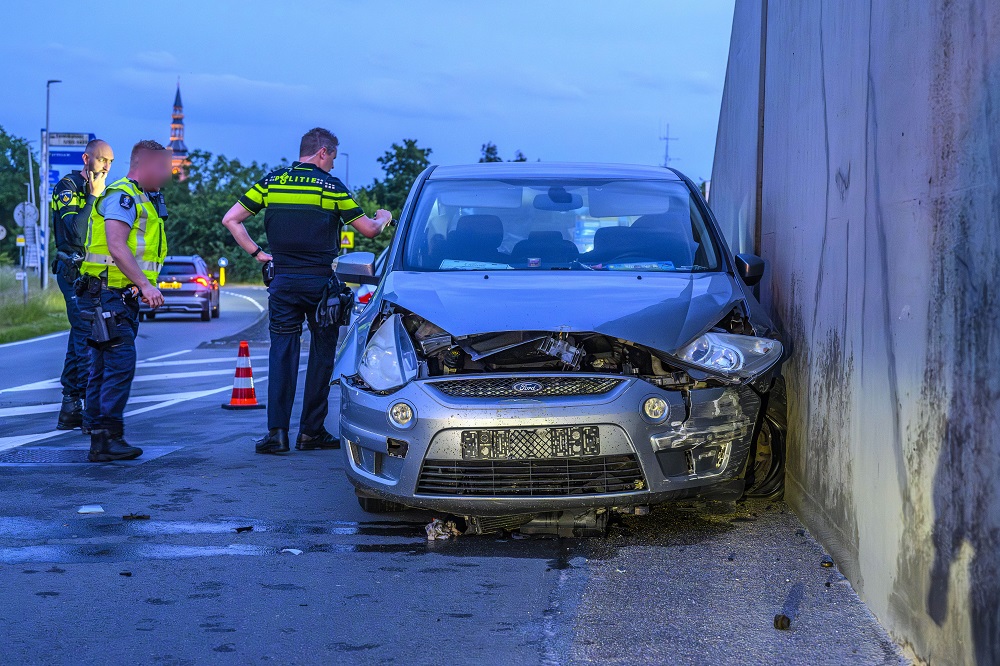 Automobilist botst tegen muur en vlucht te voet