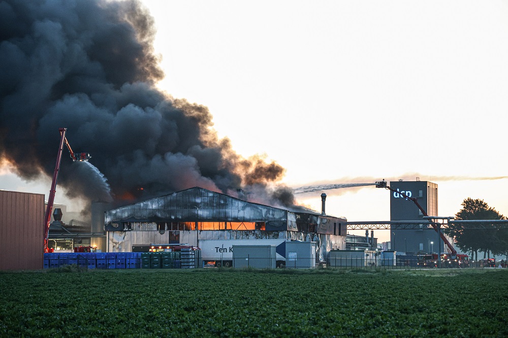 Zeer grote brand legt loods in de as, NL-Alert verstuurd
