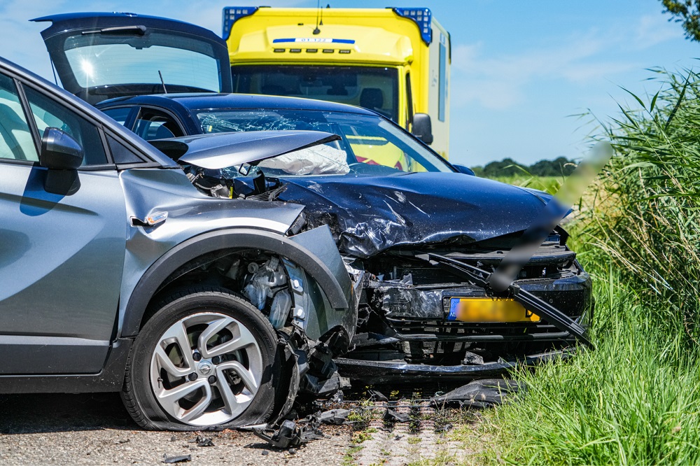 Gewonde en veel schade bij harde botsing