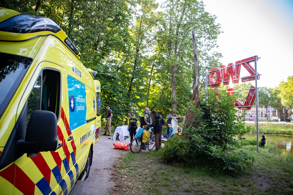 Man uit water gered en gereanimeerd