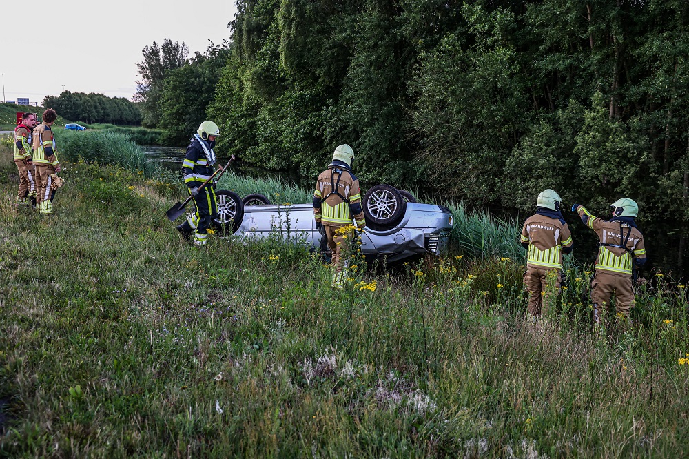 Auto op z’n kop naast sloot, bestuurder spoorloos