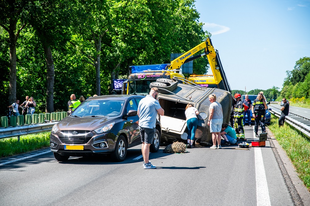 Paardentrailer met paard erin gekanteld, lange file als gevolg