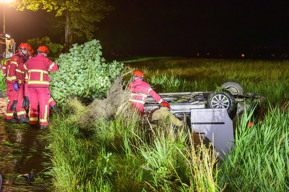 Bestelbus op z’n kop in sloot, traumahelikopter geland