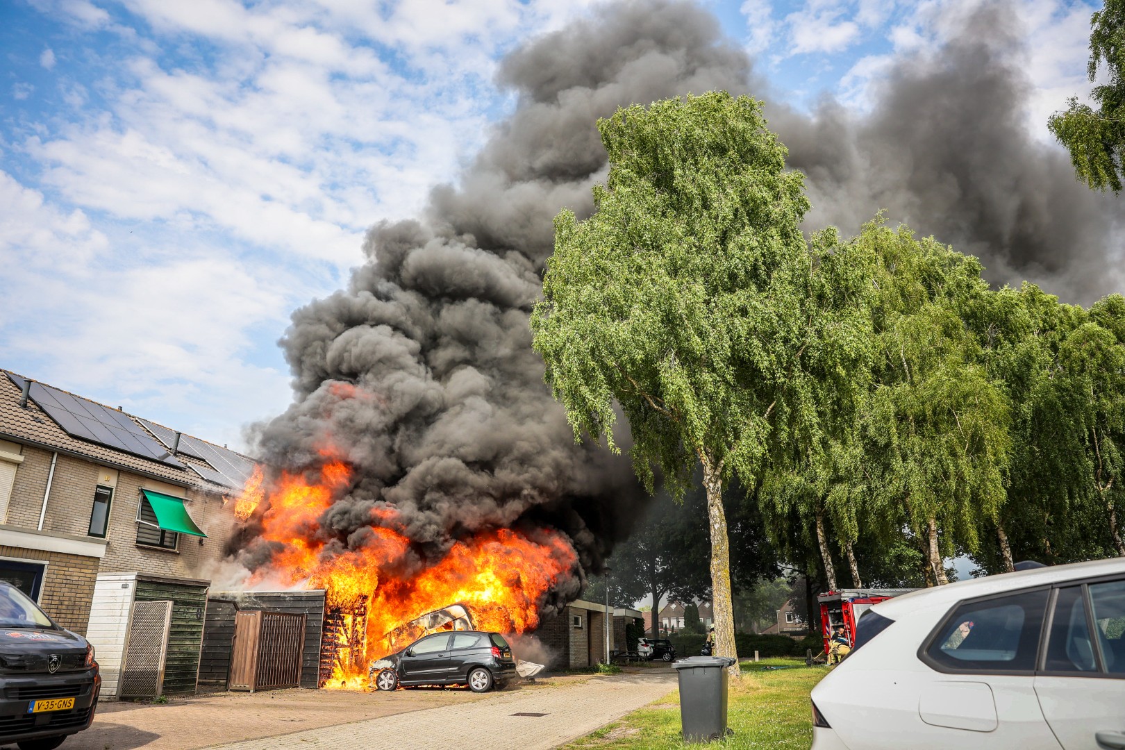 Twee schuren in brand, vuur slaat over naar auto, caravan en woning