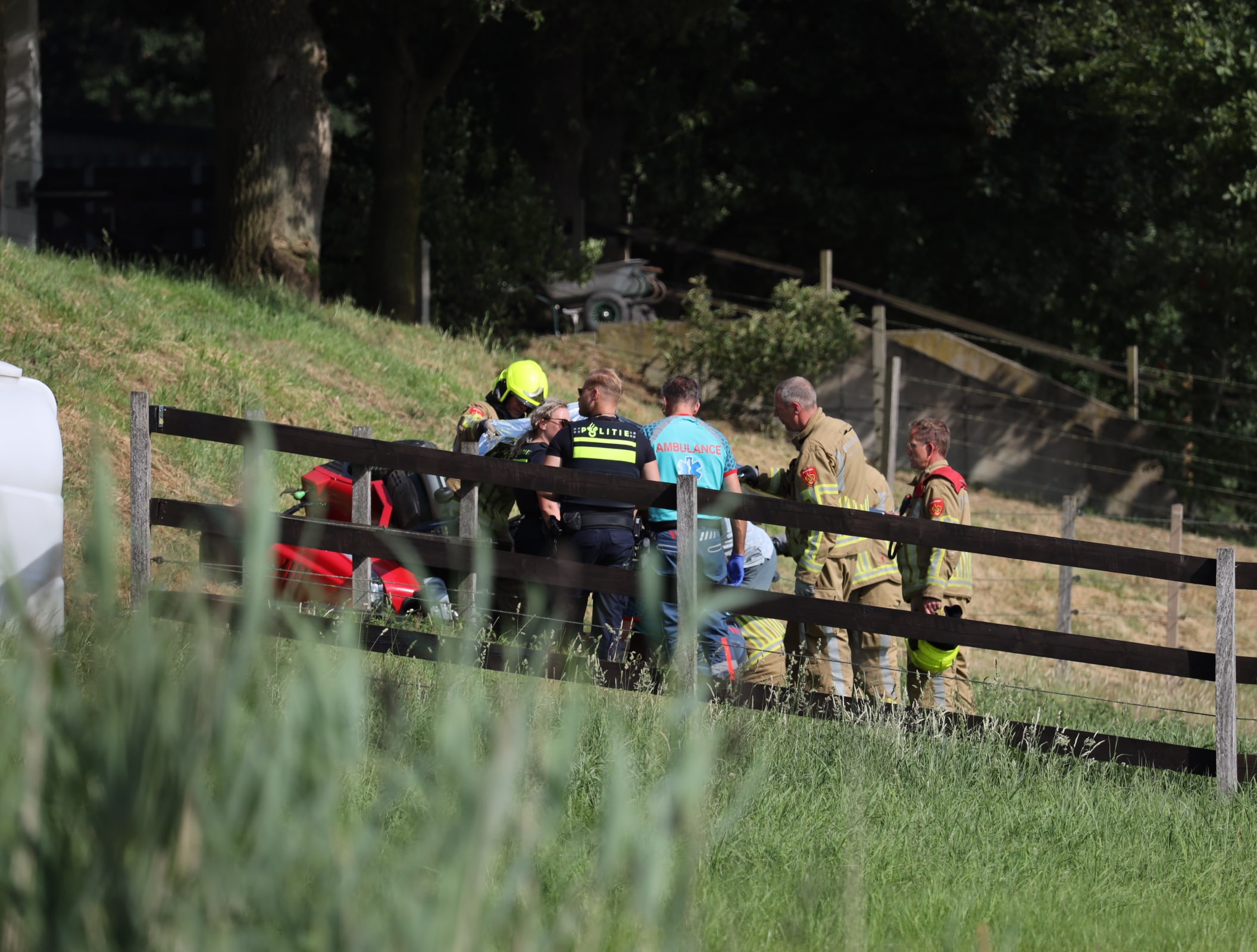 Man klem onder zitmaaier: brandweer bevrijdt hem ‘na een halfuur’