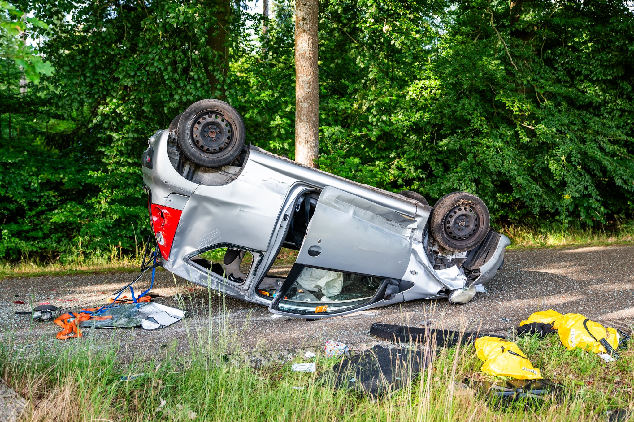Auto slaat over de kop na botsing met ander voertuig