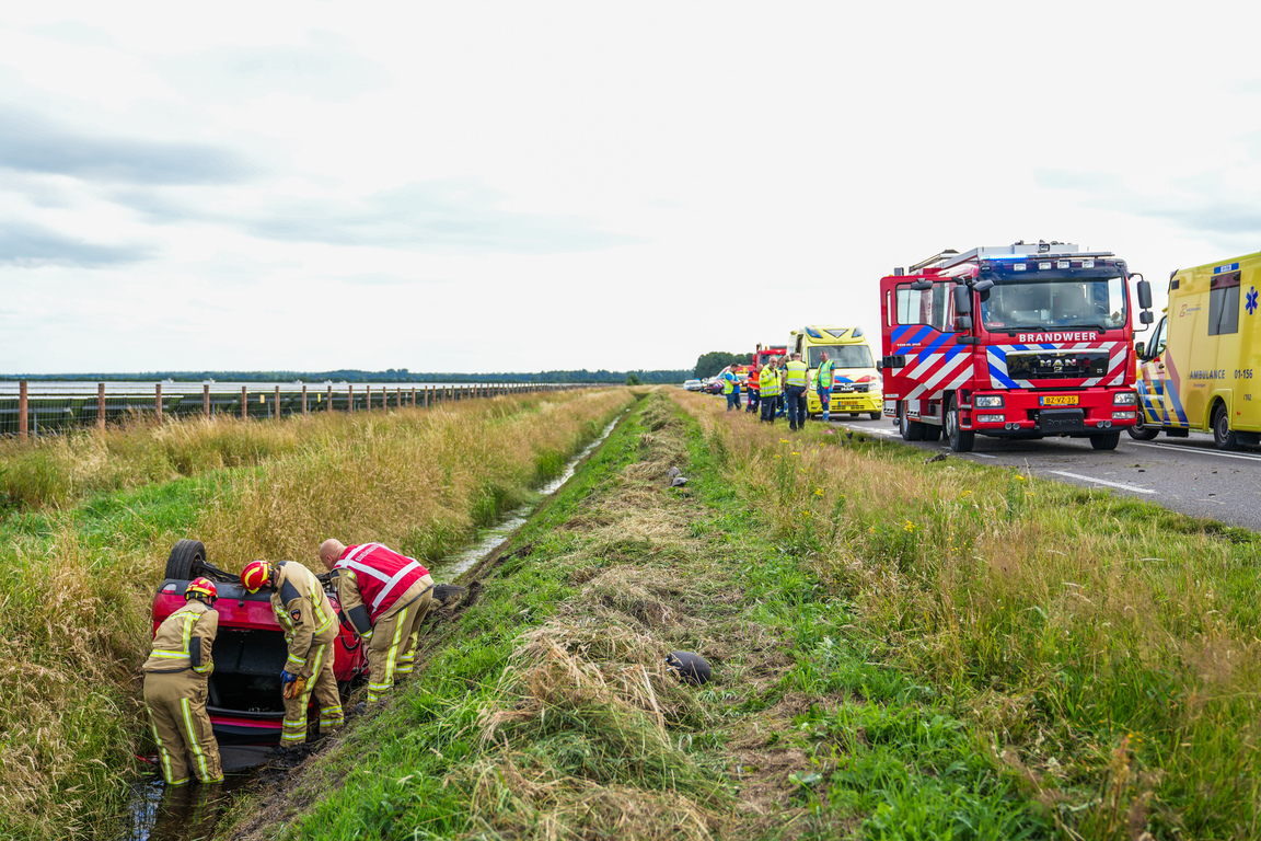 Auto ondersteboven in sloot na ernstig ongeval