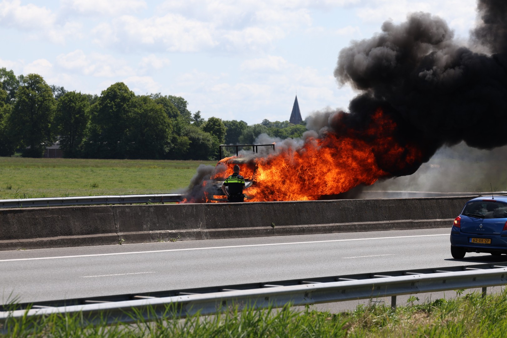 Snelweg dicht vanwege brandende bakwagen