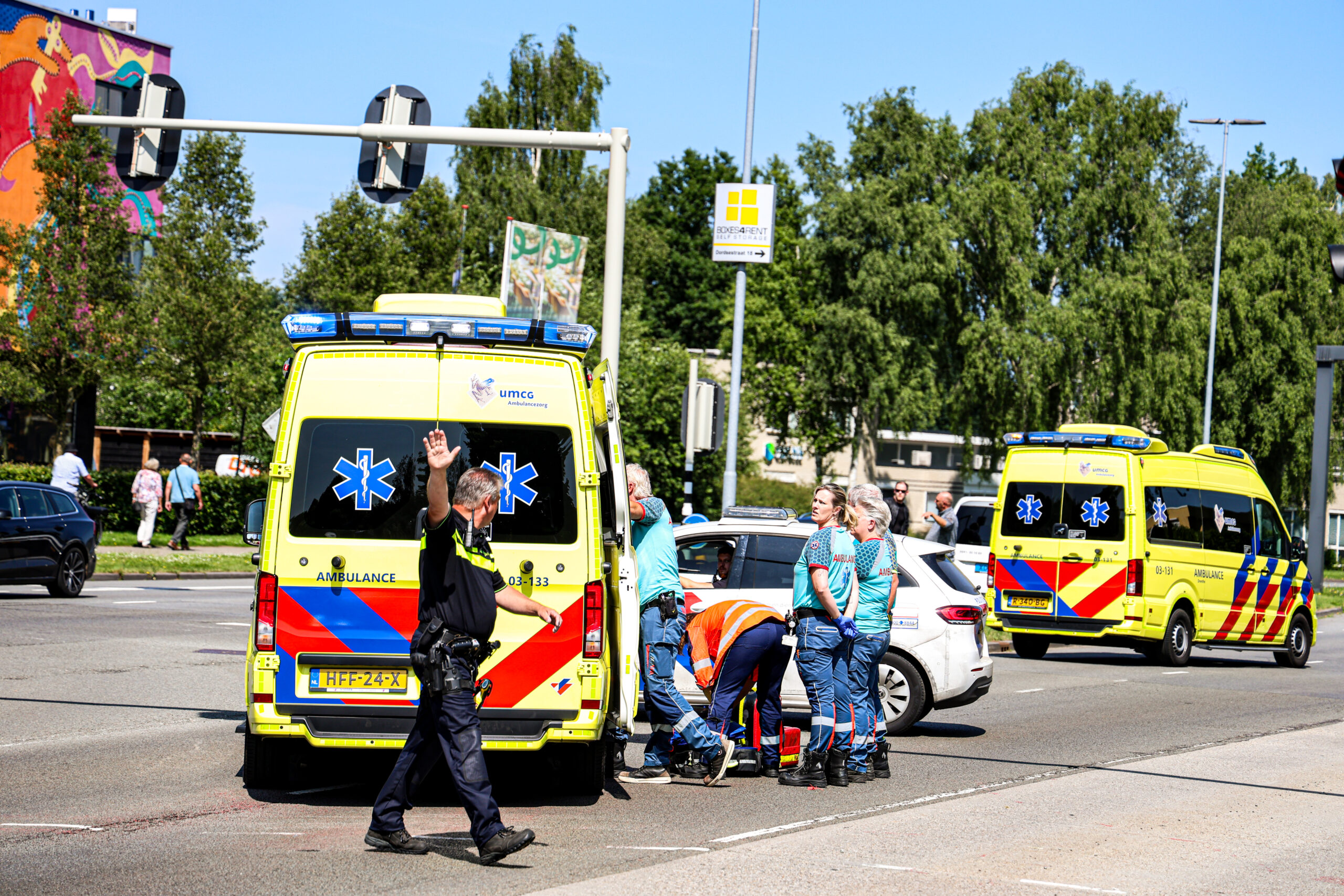 UPDATE: Fietster (68) zwaargewond na botsing met taxibusje