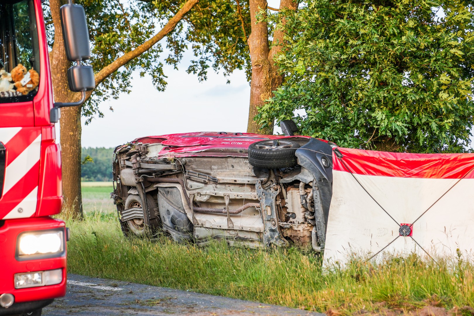 Dode bij ongeval: bestelbus raakt van de weg