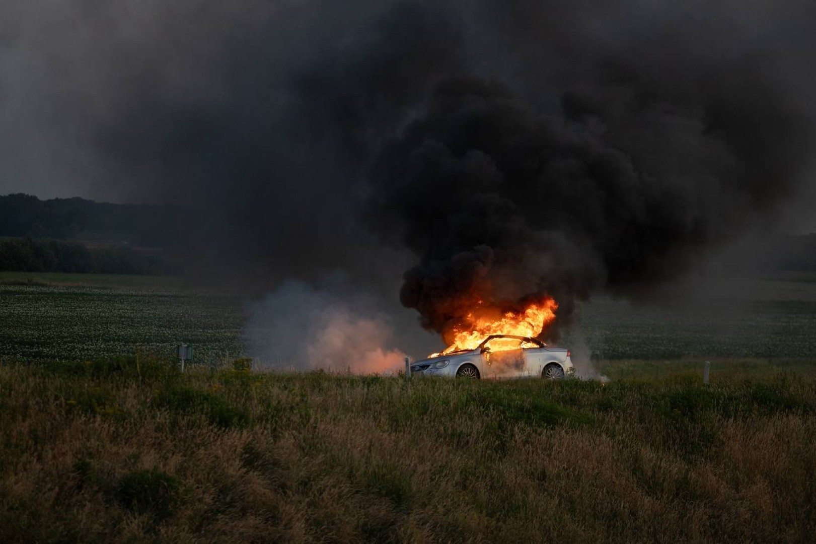 Auto volledig verwoest door brand op snelweg