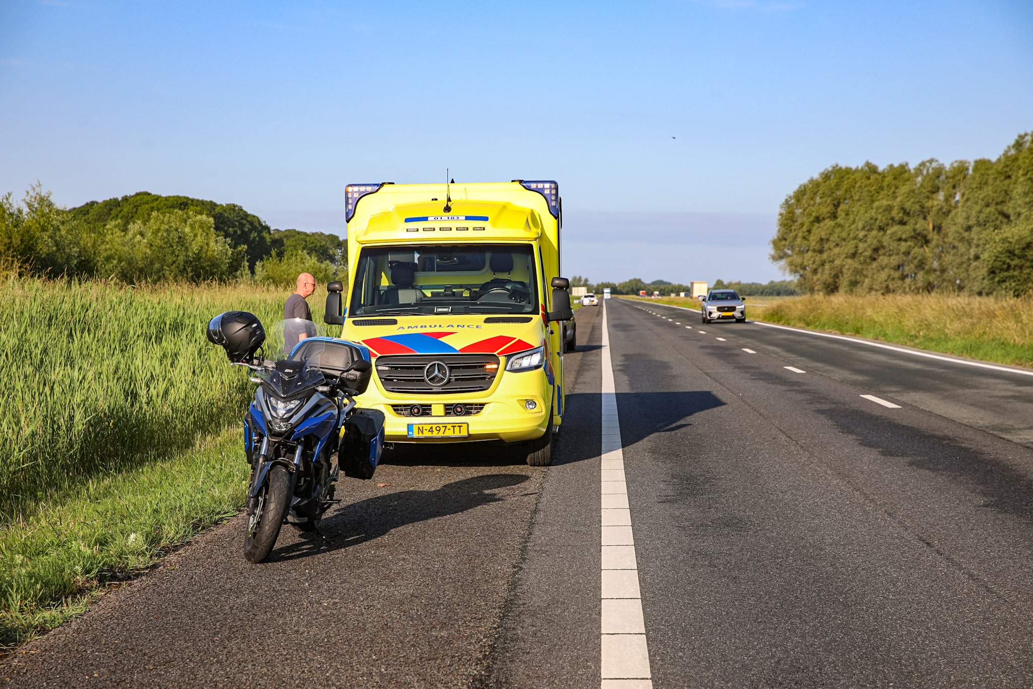 Motorrijder gewond na botsing met hert op snelweg