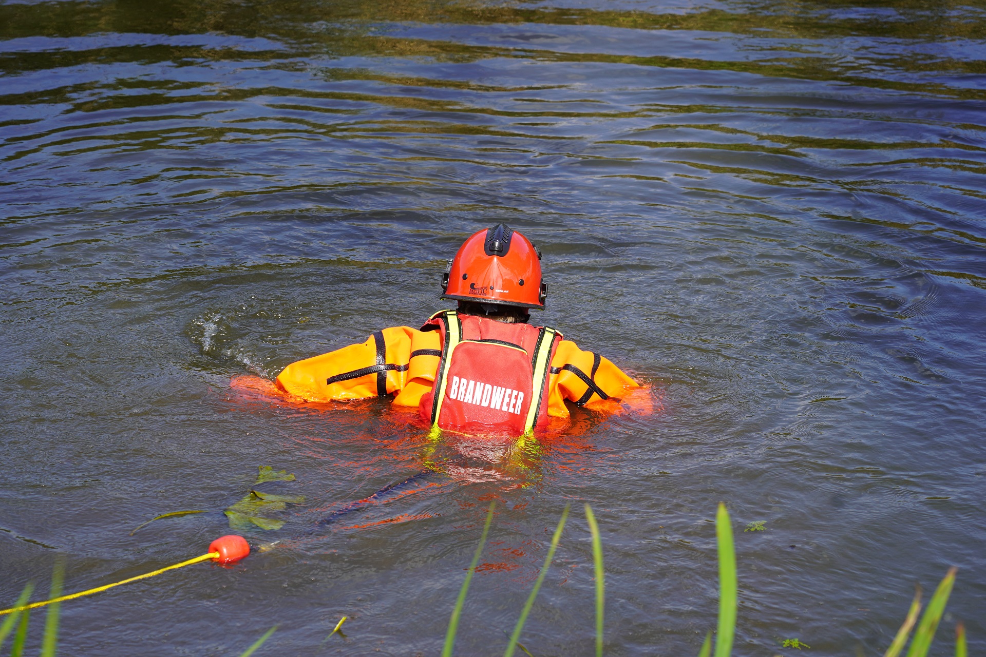 UPDATE: Te water geraakte persoon overleden, oorzaak onbekend