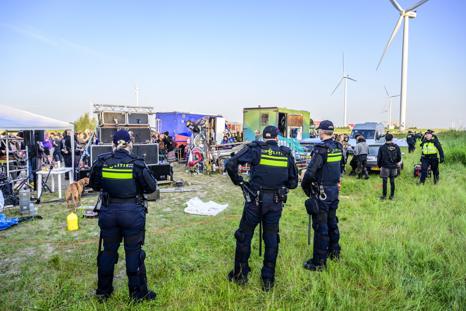 Politie eindigt illegale Rave met honderden mensen