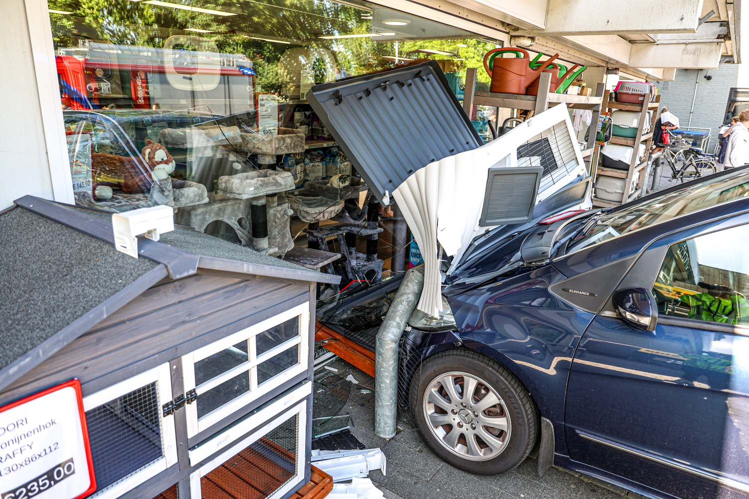 Automobilist knalt tegen paal na vergissing met gaspedaal