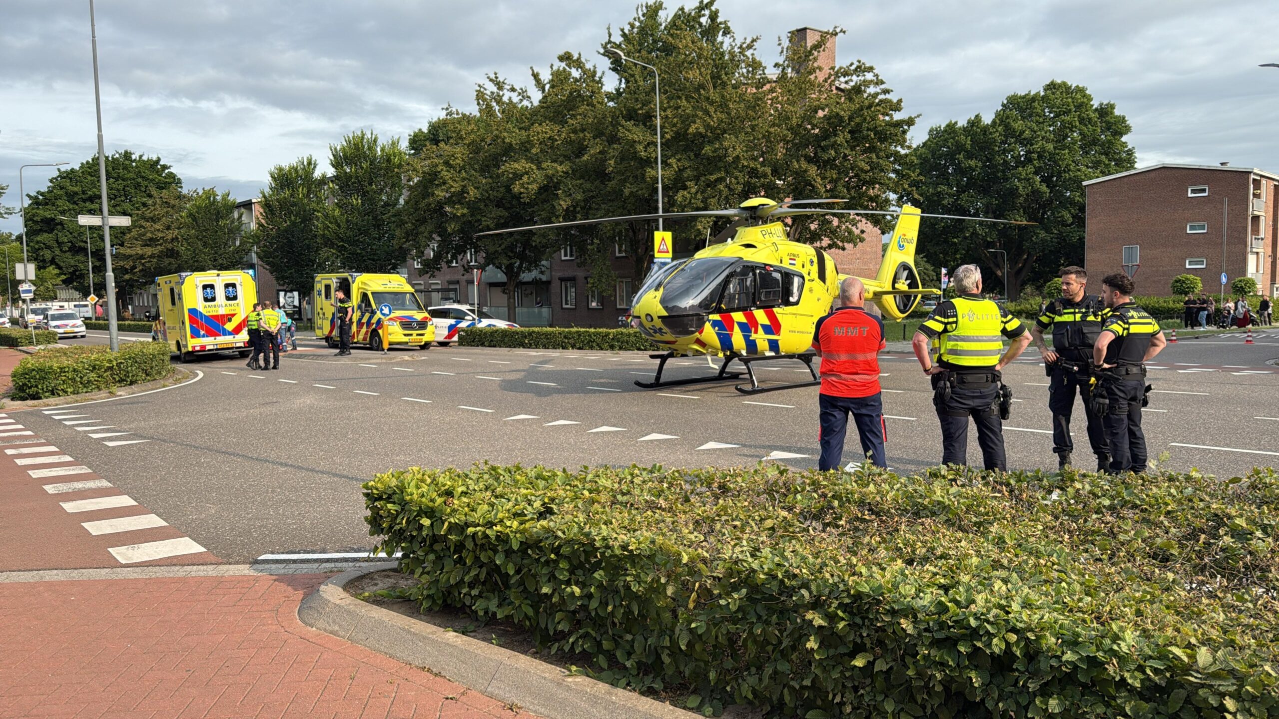 Fietser zwaargewond na aanrijding met auto, traumahelikopter geland op straat