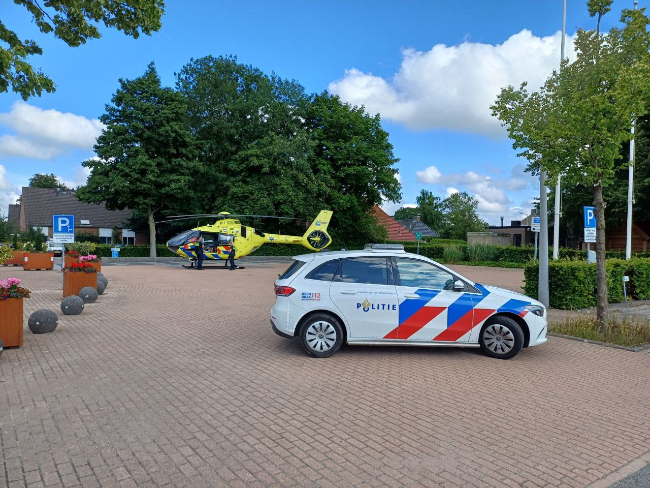 Fietser met kindje ten val op kruising, traumahelikopter geland