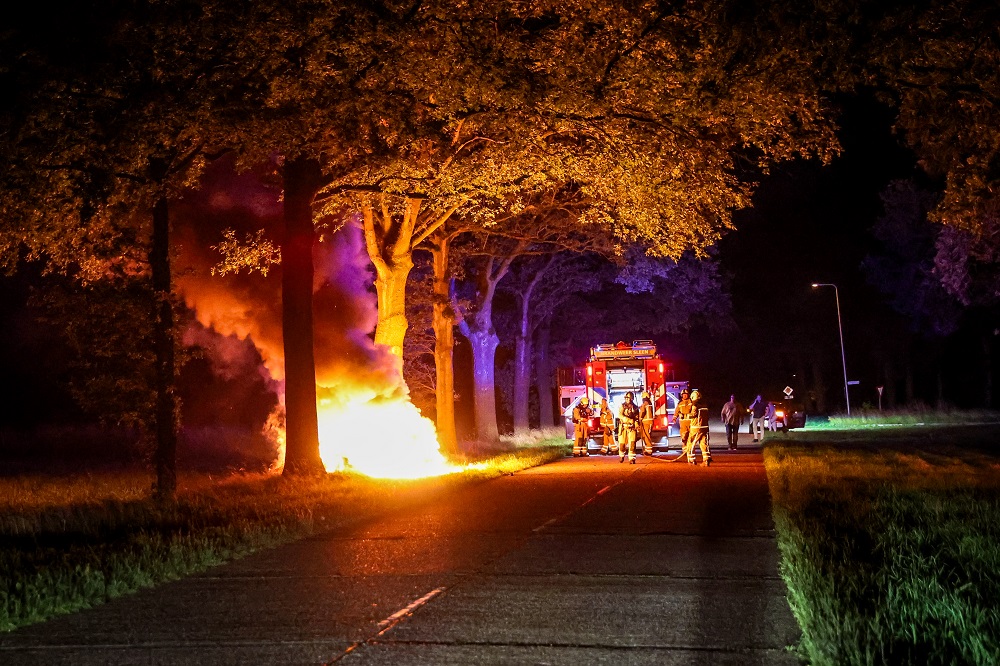 Auto in lichterlaaie langs Oude Rijksweg