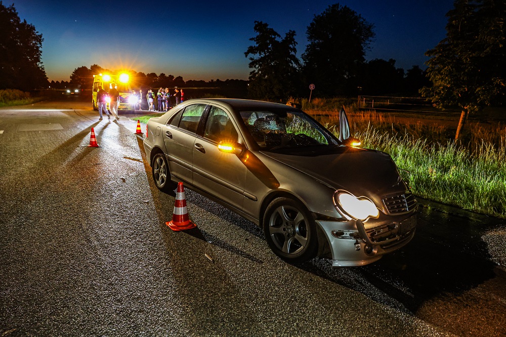 Auto belandt in sloot na aanrijding