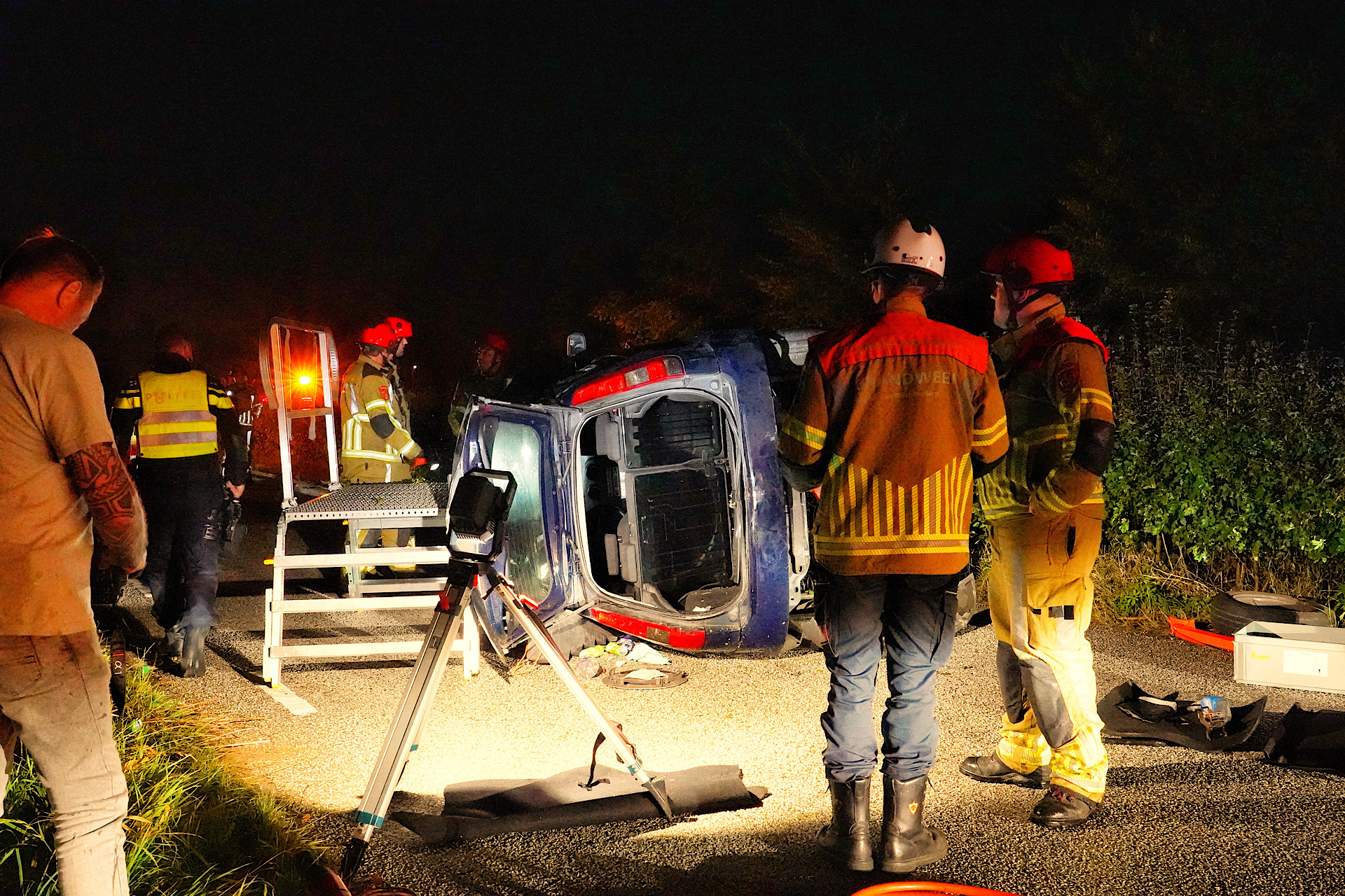 Bestuurder zwaargewond bij ongeval, auto belandt op zijn zijkant