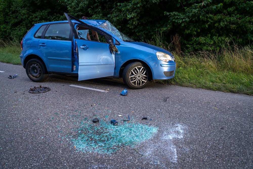 Automobilist verliest macht over het stuur en belandt op z’n kop