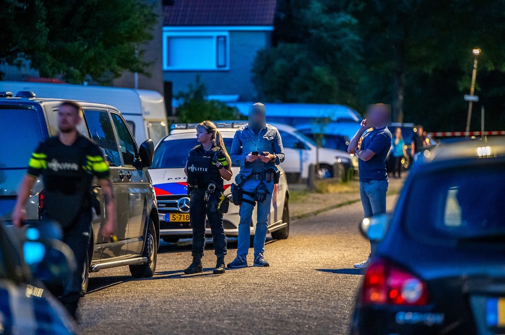 Arrestatieteam ingezet voor aanhouding verdachte, straat afgezet