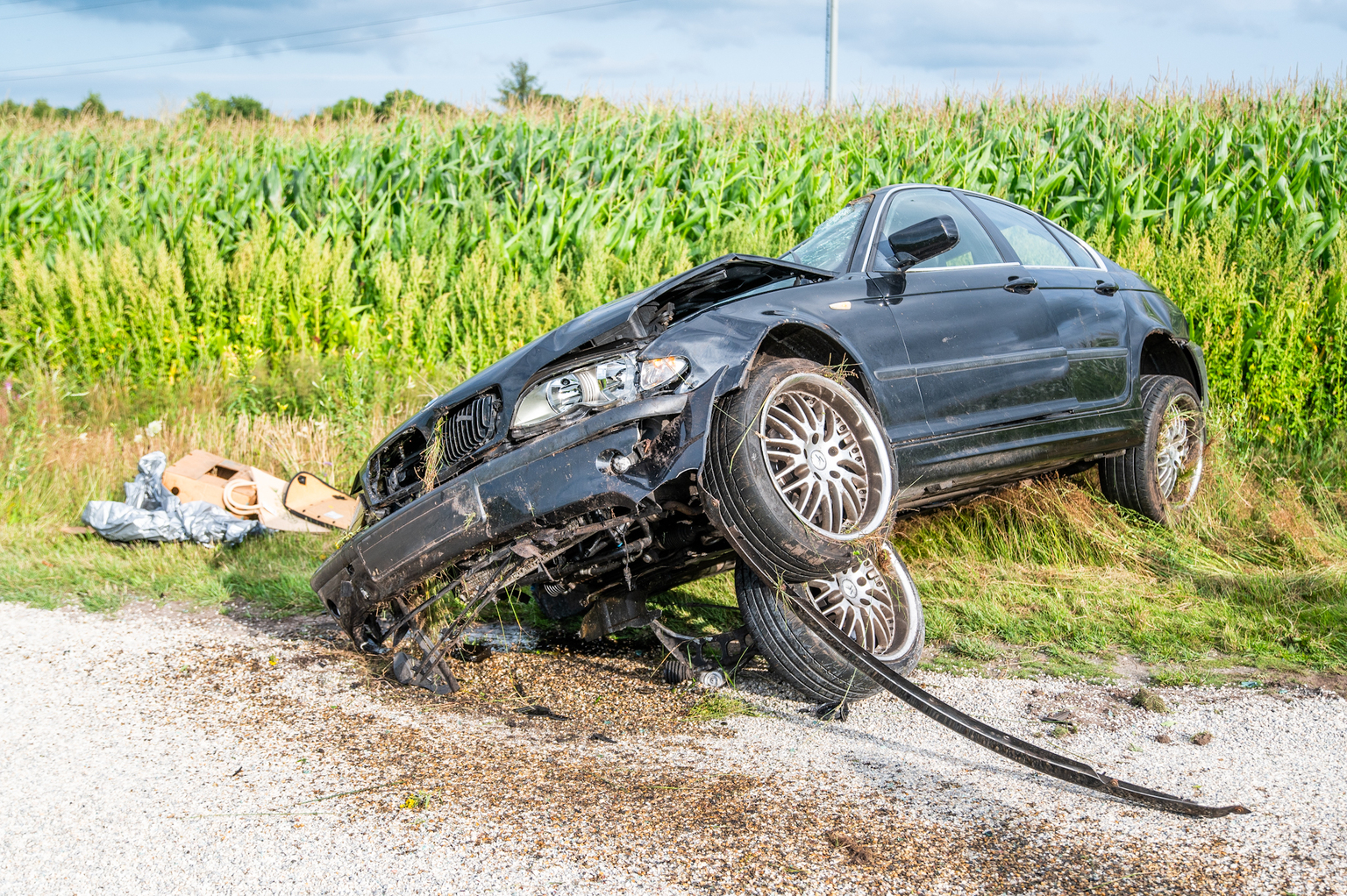 Auto belandt in sloot, bestuurder aangehouden voor rijden onder invloed