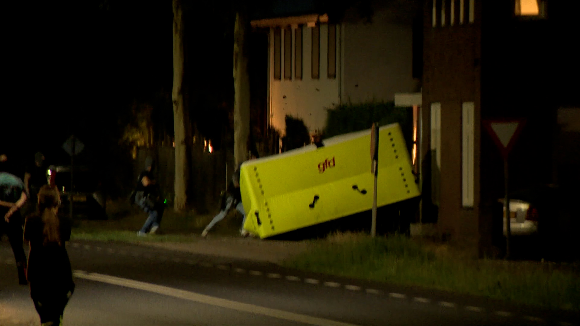 Verwarde man springt van dak en belandt op vangkussen