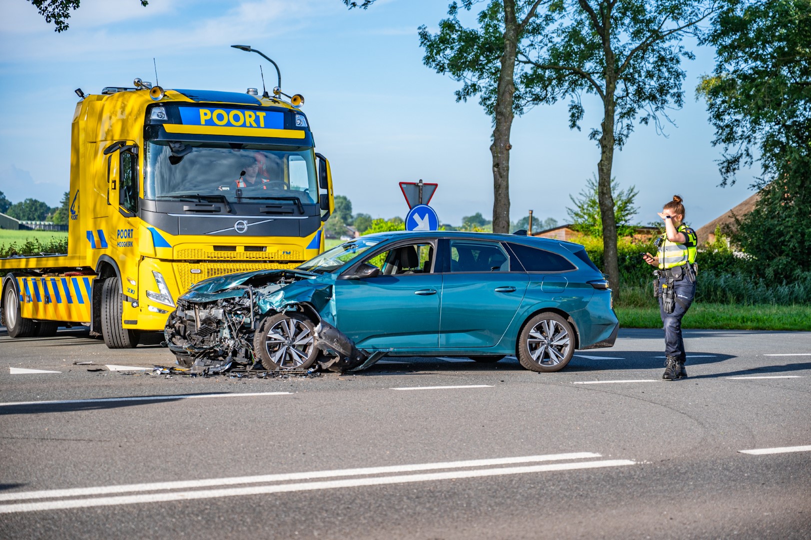 Twee gewonden en ravage na ongeval op kruising