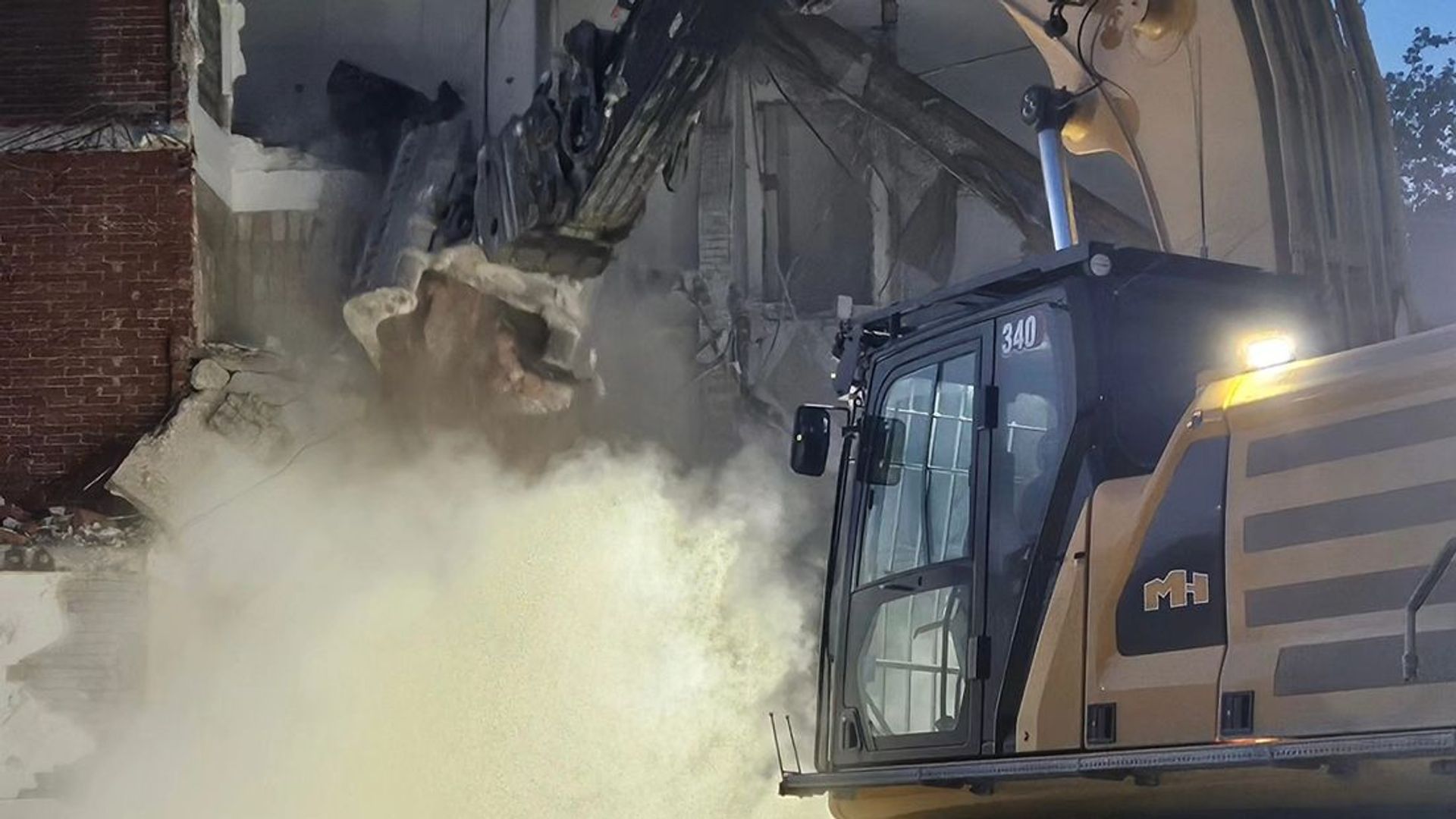 Rookmelder blijft piepen: man gaat ’s avonds laat over tot sloop pand