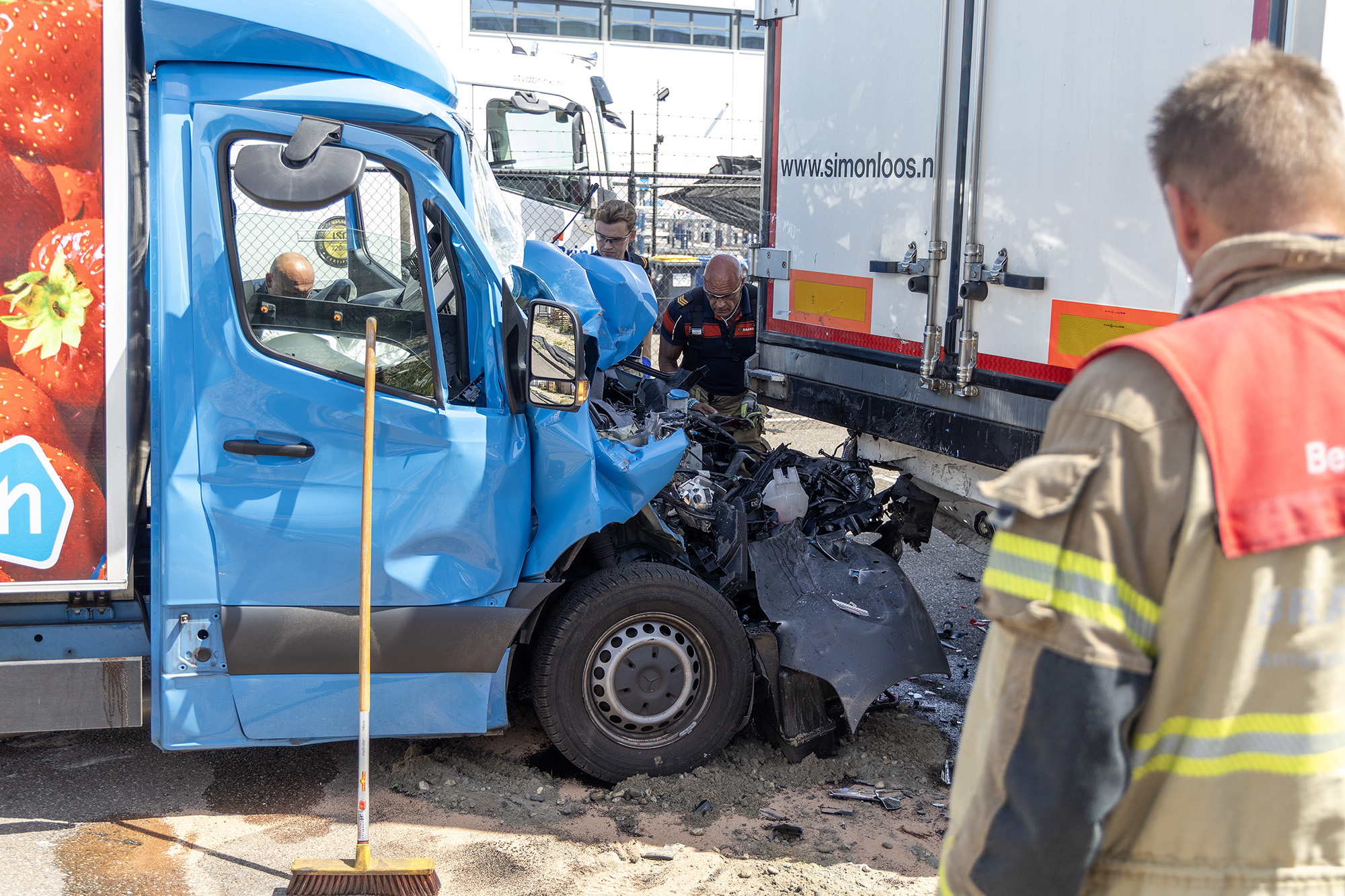 Bestelwagen Albert Heijn botst achterop vrachtwagen in Amsterdam - 112 Nederland