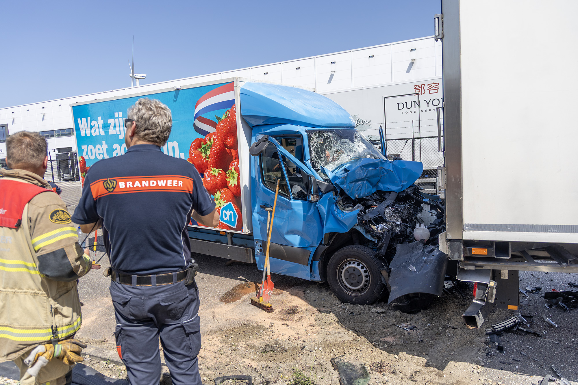 Bestelwagen Albert Heijn botst achterop vrachtwagen in Amsterdam - 112 Nederland