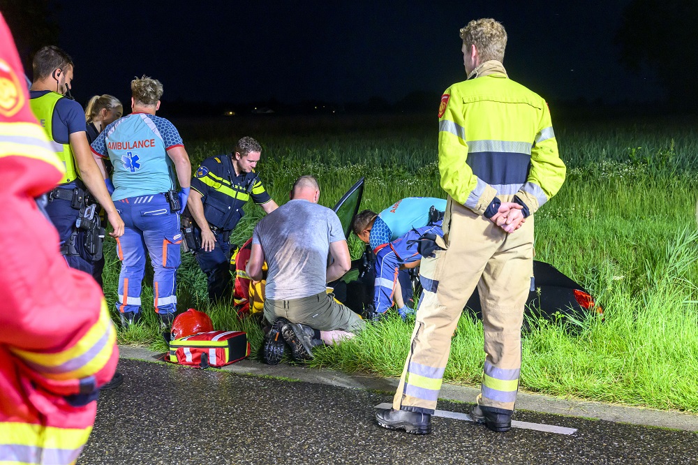 Auto belandt in sloot, automobiliste mogelijk onder invloed